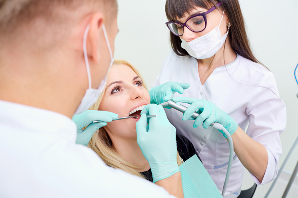 How A Cosmetic Dentist Can Help Improve Your Smile